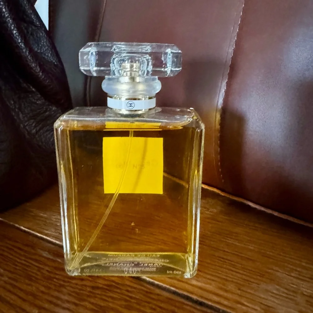 CHANEL No. 5 Eau de Parfum - Classic Perfume - Picture 4 of 5